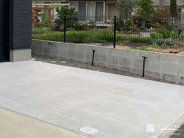 駐車スペースへのコンクリート打設とブラックの境界フェンス工事