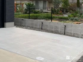 駐車スペースへのコンクリート打設とブラックの境界フェンス工事