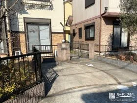 落ち着いた印象のお住まいにすっきり溶け込む縦格子フェンス工事