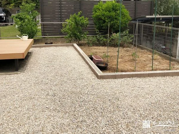 お庭をすっきり整えたナチュラルなカラーの化粧砂利敷設工事