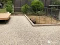 お庭をすっきり整えたナチュラルなカラーの化粧砂利敷設工事