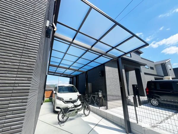 奥行きを生かした縦連棟カーポートのある駐車スペース