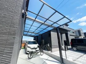 奥行きを生かした縦連棟カーポートのある駐車スペース[施工後]