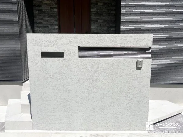 シンプルモダンに映えるオリジナルの造作門柱