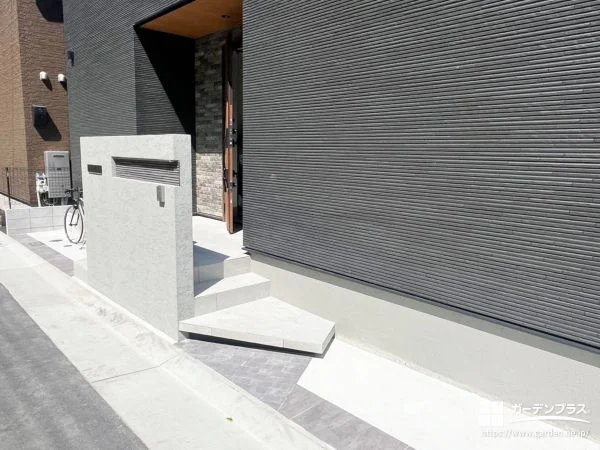 直線的な構成の中に角度をつけるスタイリッシュな玄関アプローチ