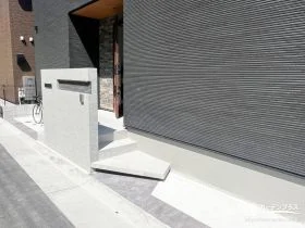 直線的な構成の中に角度をつけるスタイリッシュな玄関アプローチ[施工後]