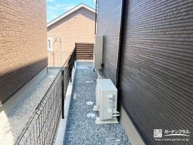 犬走りは防草シートと砂利で清潔に保ちます