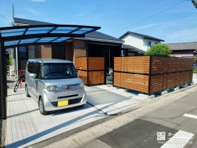 色味や素材の統一によってデザインしたドッグラン付きの新築外構