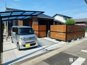 色味や素材の統一によってデザインしたドッグラン付きの新築外構