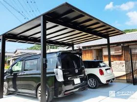 ブラックポリカーボネートがスタイリッシュな駐車スペース[施工後]