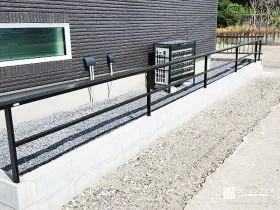 シンプルでありながら、存在感のあるフレームフェンス[施工後]