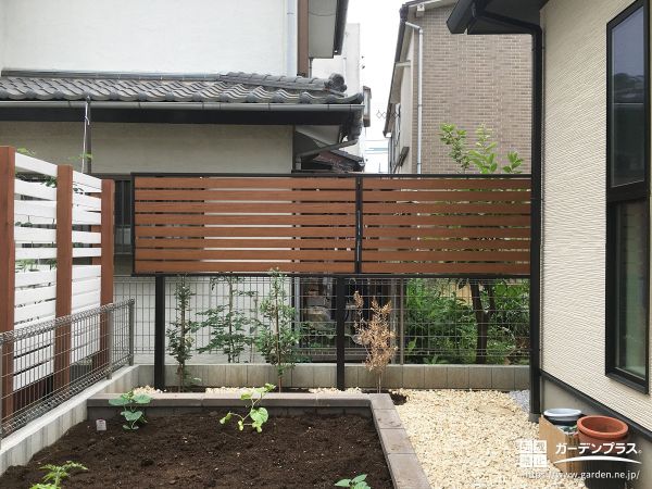 ナチュラルな木調のフェンスでやさしく目隠しをしたお庭工事