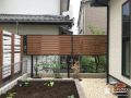 ナチュラルな木調のフェンスでやさしく目隠しをしたお庭工事