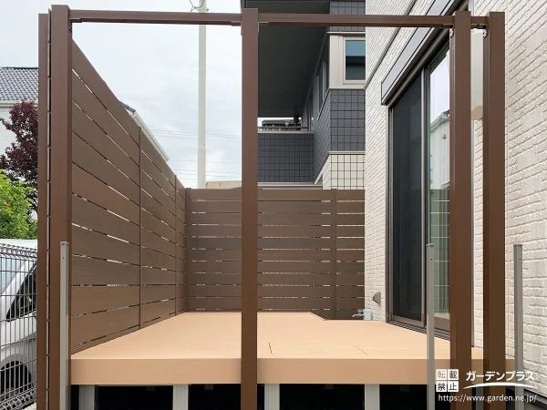 木調フェンスでプライバシーを守りご家族で楽しめるデッキ工事