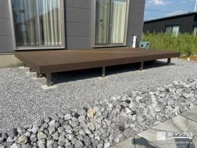 シンプルながらも温かみのある印象を与えるウッドデッキ[施工後]