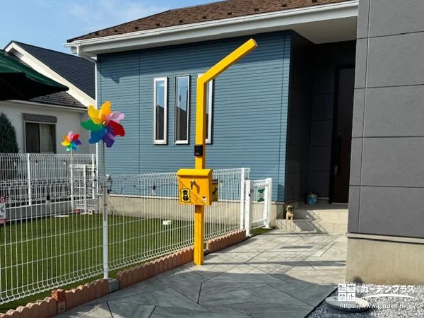 訪れる人の目を引くポイントになるイエローの機能門柱