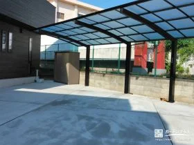 変形地の敷地形状に合わせて設置した縦連棟カーポート[施工後]