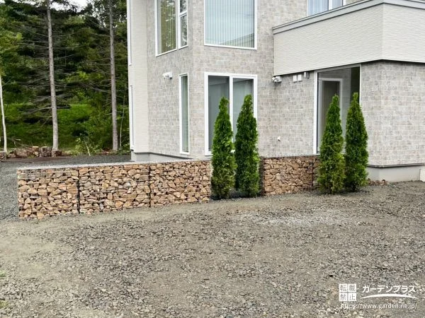 ガビオンとコニファーで魅せるナチュラルなデザイン塀