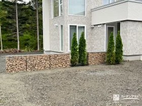 ガビオンとコニファーで魅せるナチュラルなデザイン塀[施工後]