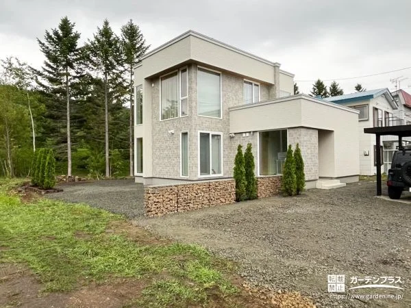 自然の風景に溶け込むガビオンが印象的な新築外構