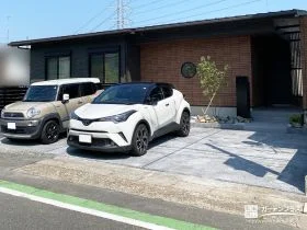 洗い出し仕上げで上質に仕上げた和モダンの駐車スペース[施工後]