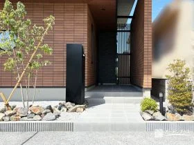 和モダンを引き立てる植栽たっぷりの玄関アプローチ[施工後]