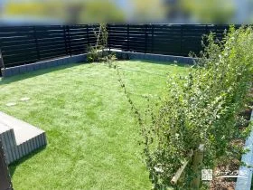 人工芝と生垣でつくる心地よいプライベートガーデン[施工後]