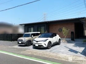 緑とブラックエクステリアが引き締める上質な和モダン外構