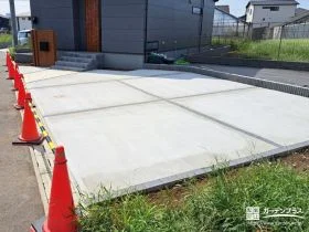 黒い外壁のお住まいにもぴったりなインターロッキング目地[施工後]