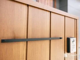 リアルな木目が際立つ上質な機能門柱[施工後]