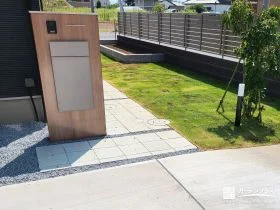 木目とシャイングレーが映える上品な門まわり[施工後]