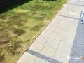芝生との相性もばっちりの天然石張りのアプローチ