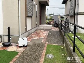 彩り豊かな乱形石を貼り華やかに仕上げた玄関アプローチ工事