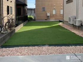 草むしりの手間いらずで快適に過ごせる人工芝と砂利の敷設工事