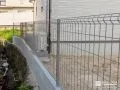 圧迫感を感じさせないメッシュフェンス
