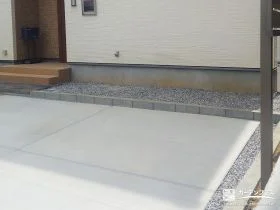 雑草の発生を軽減した犬走り[施工後]