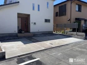 明るく清潔感のある印象の駐車スペースと玄関アプローチの工事