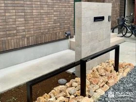 門周りを上品に彩るタイル張りの門袖とフレームフェンス設置工事