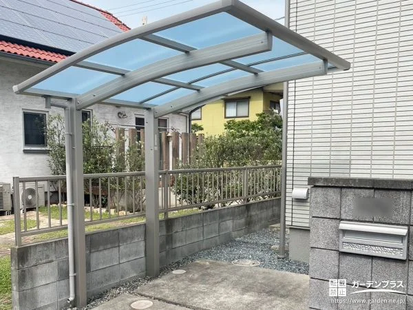 ラウンド屋根が優しい印象を演出するサイクルポート