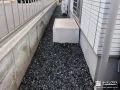防草シートと砂利で雑草対策をした犬走り
