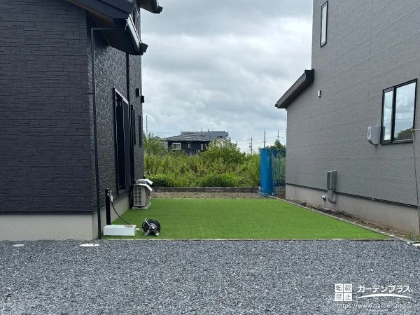 No.27254 人工芝とフラットなカーポートですっきり快適に整えた外構工事[施工後]