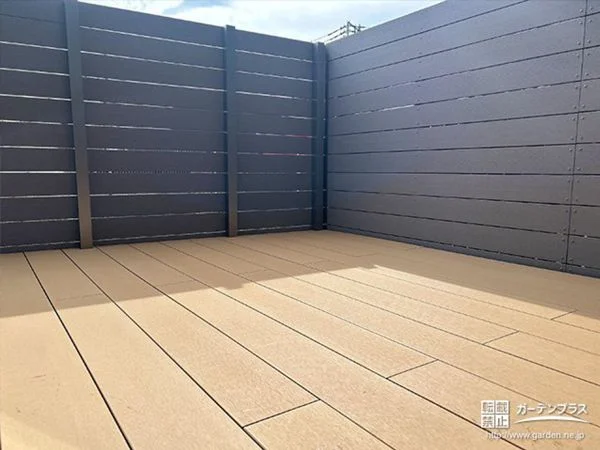 落ち着いた色合いでまとめた快適なウッドデッキ空間の工事