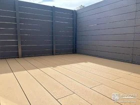 落ち着いた色合いでまとめた快適なウッドデッキ空間の工事