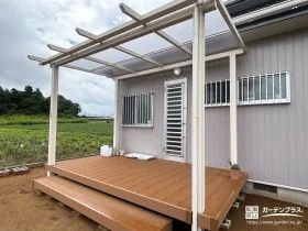 パーゴラのテラス屋根がナチュラルな雰囲気の庭空間[施工後]