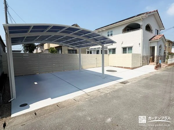 3台分を確保した、明るく機能的な駐車スペース