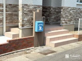 枕木材とレンガの組み合わせで、温もりある玄関まわりに[施工後]