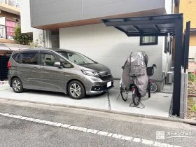 石張りがモノトーンの外観にやわらかさをプラスする新築外構