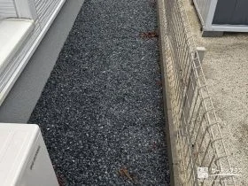 防草シートと砂利で雑草対策をした犬走り[施工後]