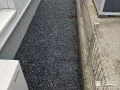 防草シートと砂利で雑草対策をした犬走り