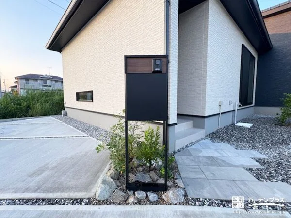 モダンな門柱の足元に植栽を組合わせたスタイリッシュな外構工事